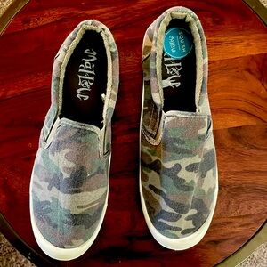 Camouflage Canvas Shoe (Target/Size 10)